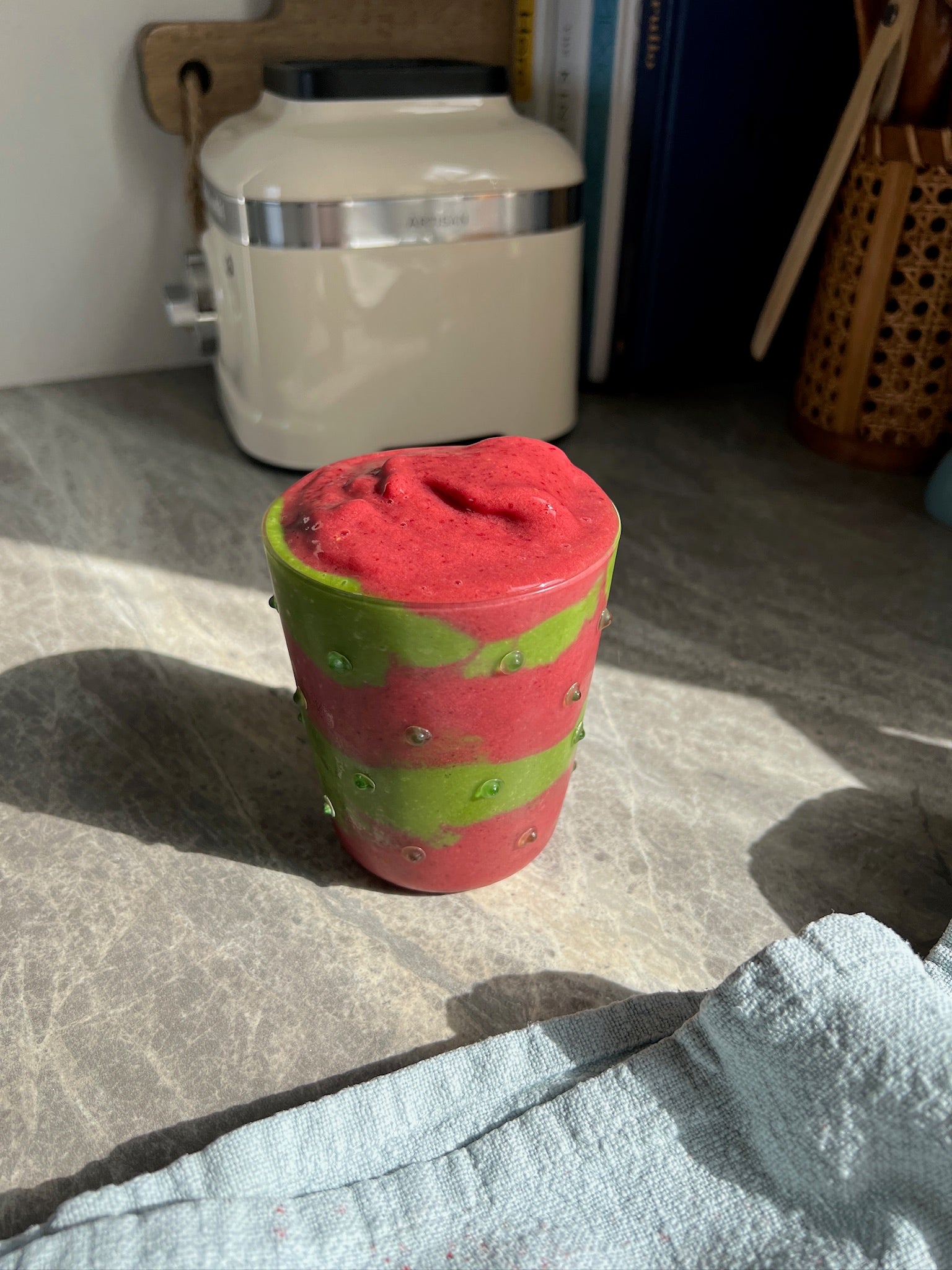 CHERRY AND MATCHA SMOOTHIE