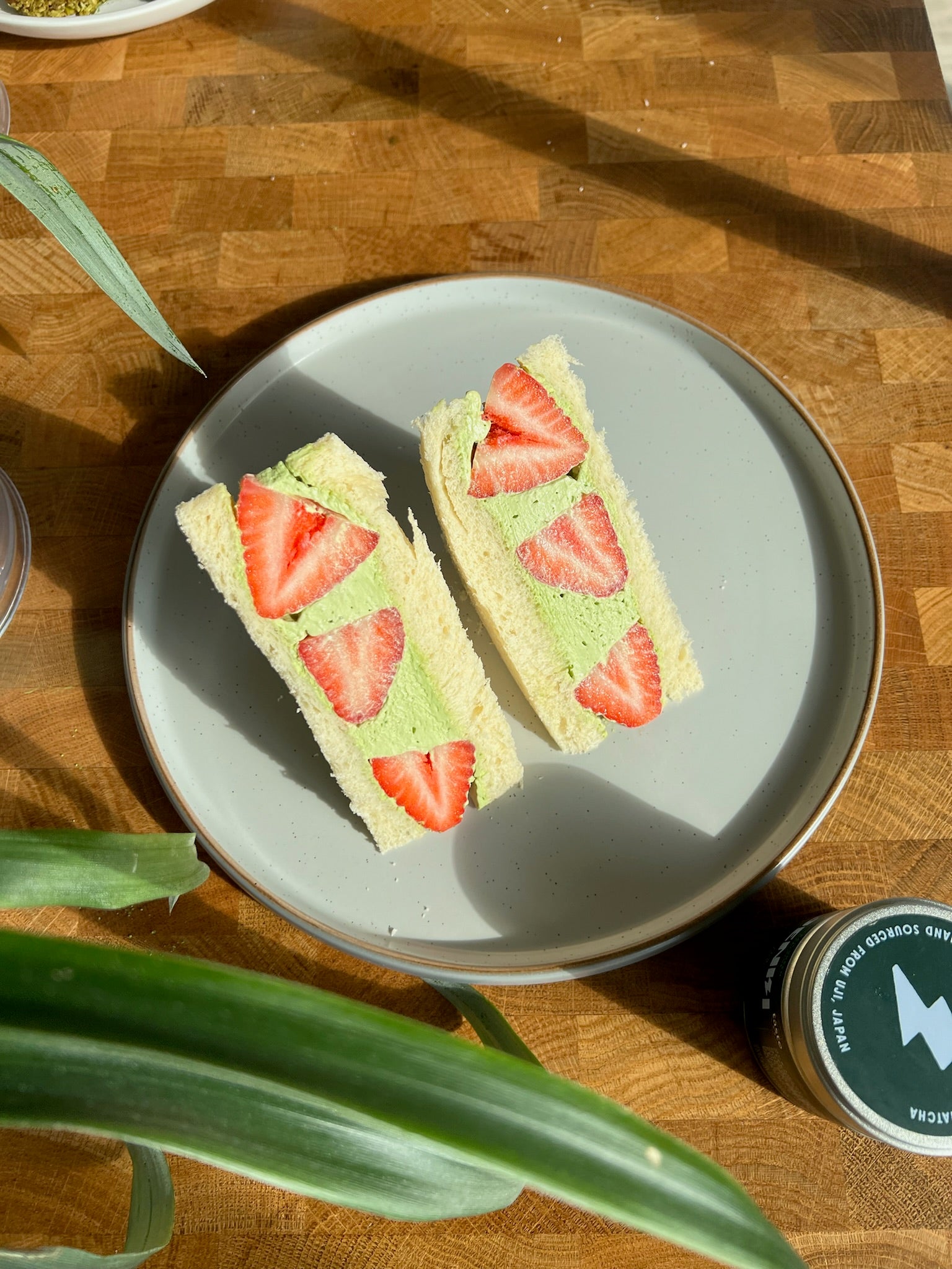 STRAWBERRY AND MATCHA CREAM SANDO